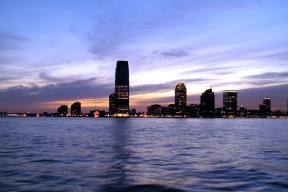 九游下载中心-电竞主题馆在多地开放吸引年轻人打卡体验，电竞主题展馆