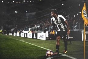 九游娱乐-羽毛球赛场激烈对抗频出精彩回合，羽毛球对战视频