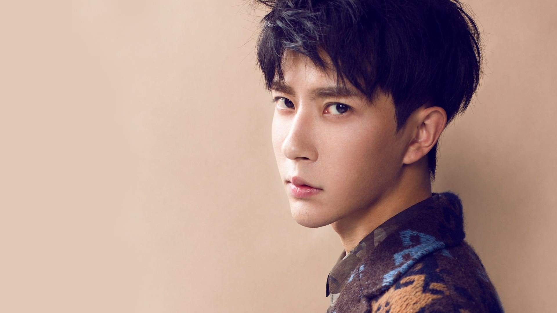 广东队保持联动防守形成压迫式包夹战术