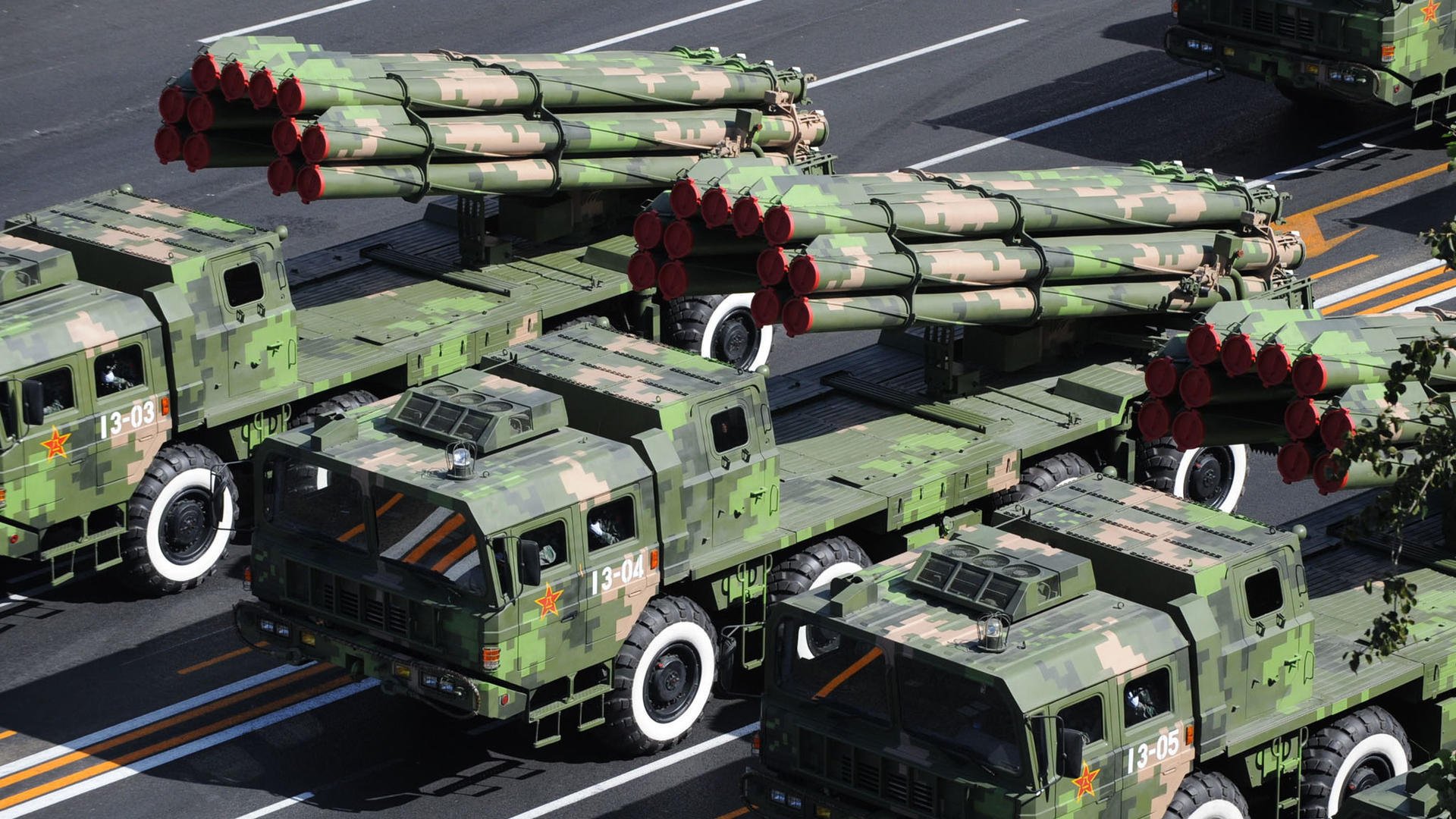 广东队保持联动防守形成压迫式包夹战术